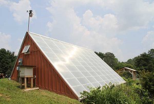 When the solar greenhouse is too hot or too cold during winters, fans cycle the air into the underground “sink,” where condensation and plant respiration combine to change the air’s temperature and moisture levels, allowing the air to resurface as a better growing climate. 