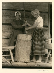 Doris Ulmann, “Maggie Lewis and Wilma Creech, Pine Mountain, KY,” 1934, Photograph on paper, Bequest of Doris Ulmann, Berea College Art Collection 150.140.2022, With Permission of the Doris Ulmann Foundation