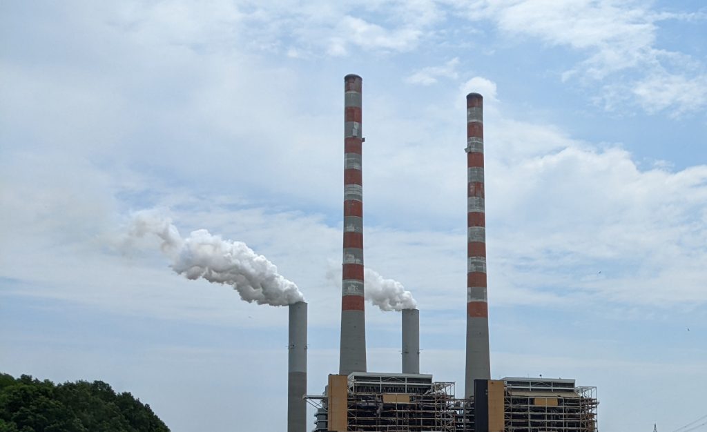 Under TVA's plan, smokestacks at the Cumberland Fossil Plant would continue to spew pollution into the air. Photo by Angie Mummaw