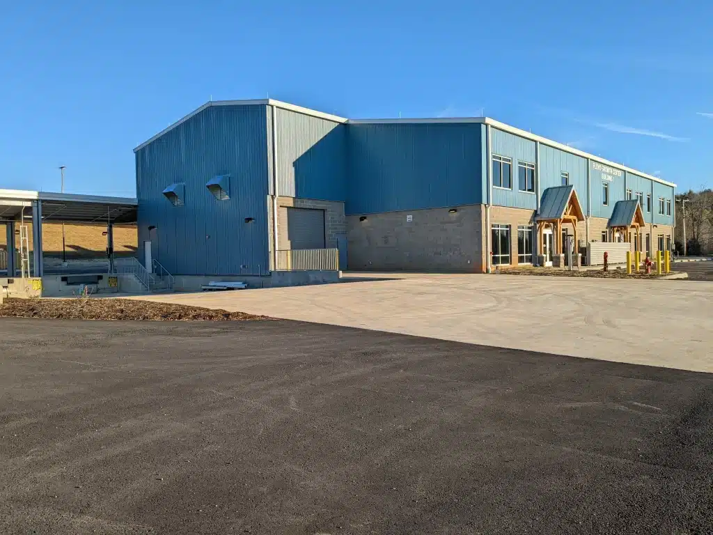 A large building sitting in the sunlight